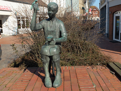 Schuhmacherort mit dem Denkmal des Schusterjungen von Assman (1985) © Peter Hansen Wegweiser